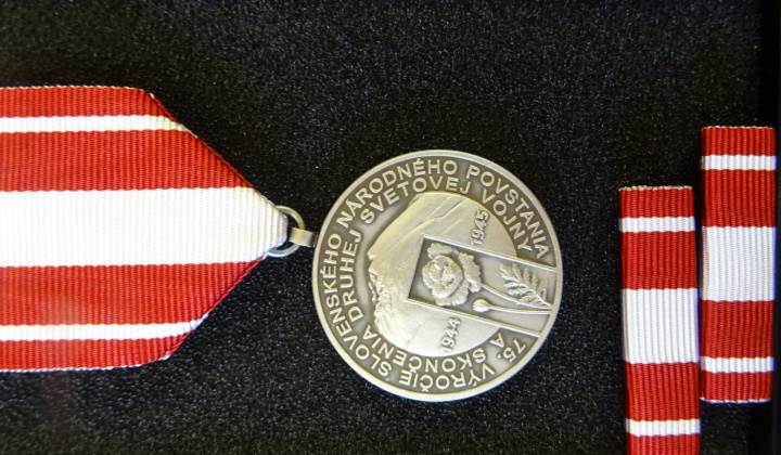 Odovzdanie medaily pri príležitosti ukončenia 2. sv. vojny